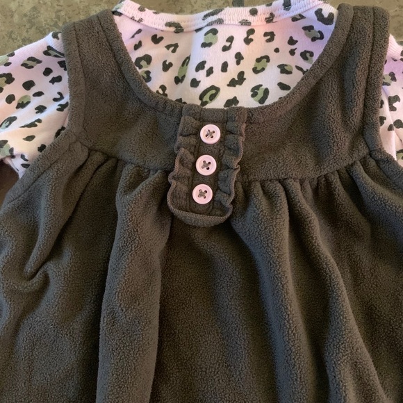 Carter’s 9 month jumpers w/matching shirts (2) outfits - Picture 2 of 7